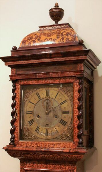Datei:Bodenstanduhr Johannes Helot ca. 1700 (2).jpg