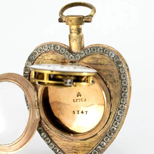 Datei:André Hessen, schmucksteinbesetzte, herzförmige Email-Spindeltaschenuhr ca. 1780 (3).jpg