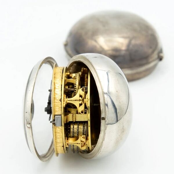 Datei:Denis Clapot London, Doppelgehäuse-Spindeltaschenuhr mit Scheinpendel ca. 1720 (5).jpg