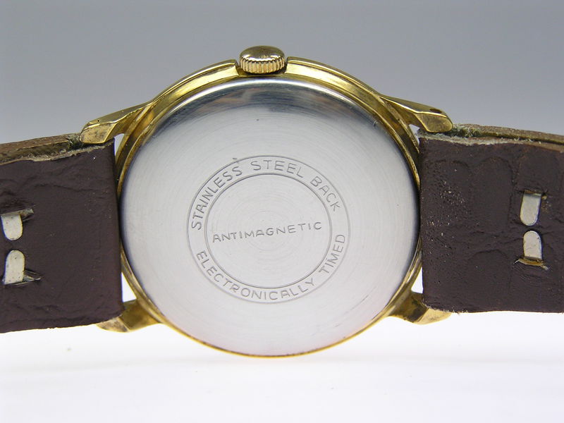 Datei:UMF Herrenarmbanduhr mit UMF 23-32 ab RS.jpg