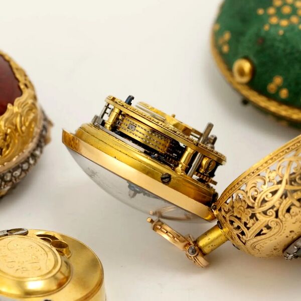 Datei:Benjamin Sidey, Londoner Achat -Spindeltaschenuhr mit Viertelstundenrepetition und polychromem Emailmedaillon ca. 1750 (12).jpg