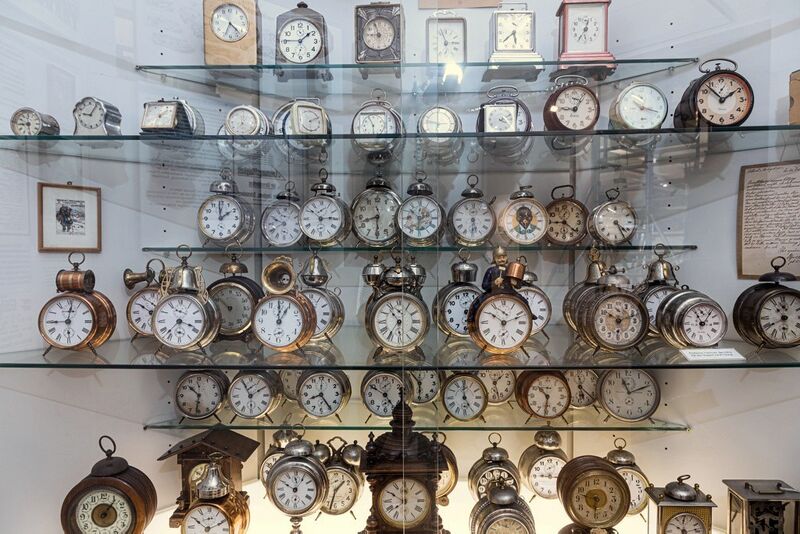 Datei:Ausstellung von Wecker im Schramberger Stadtmuseum.jpg