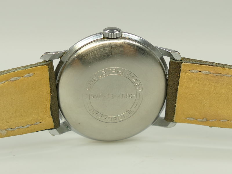 Datei:UMF Herrenarmbanduhr mit UMF 23-31 ac RS.jpg